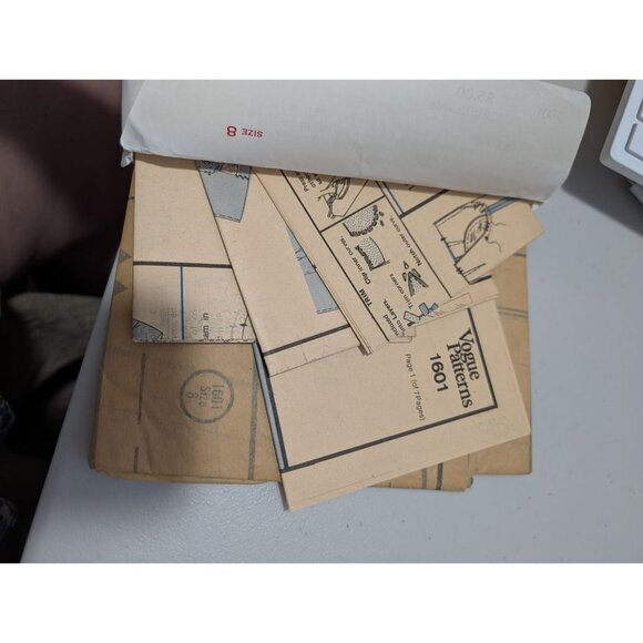 Vintage Vogue Paris Original 1601 Pierre Balmain Pattern Size 8 factory folds - Picture 9 of 10